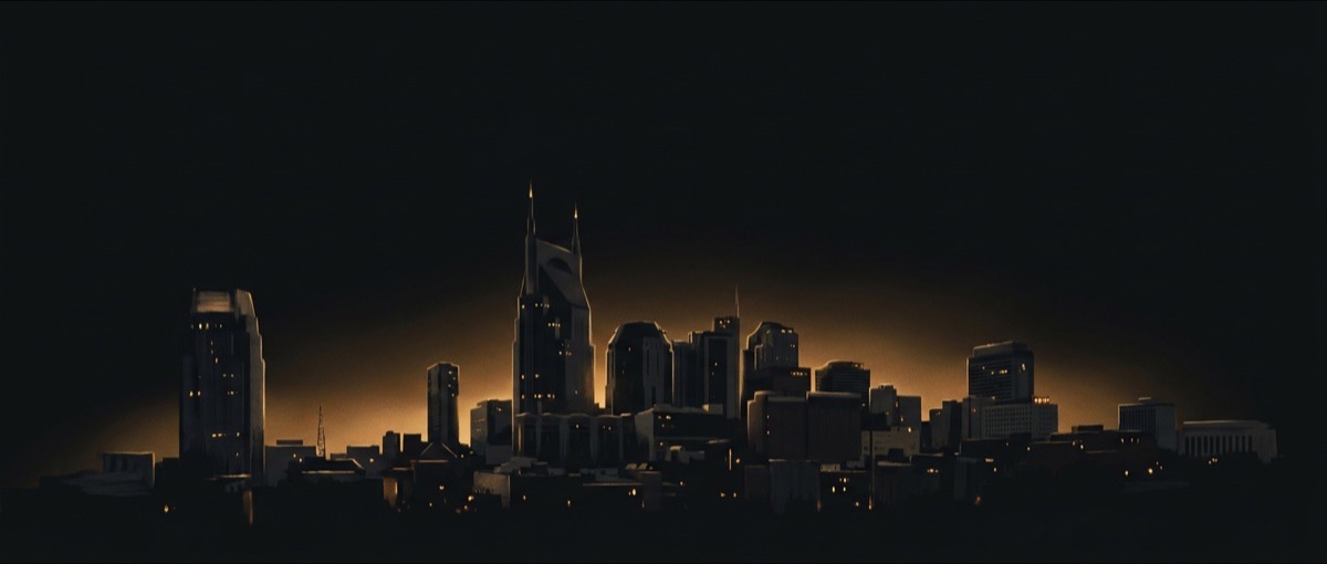 Skyline de Nashville, Tennessee al atardecer con luces doradas en las ventanas